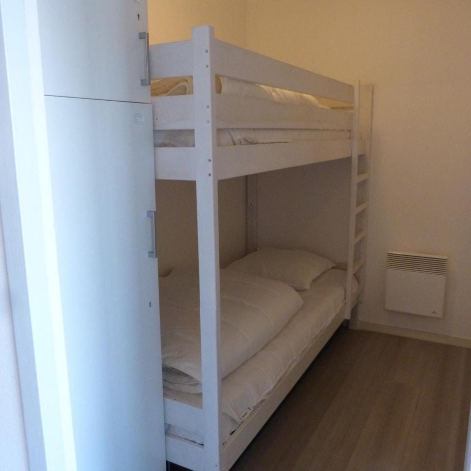 Photo of the whole room, Bedroom, older children, bunk bed