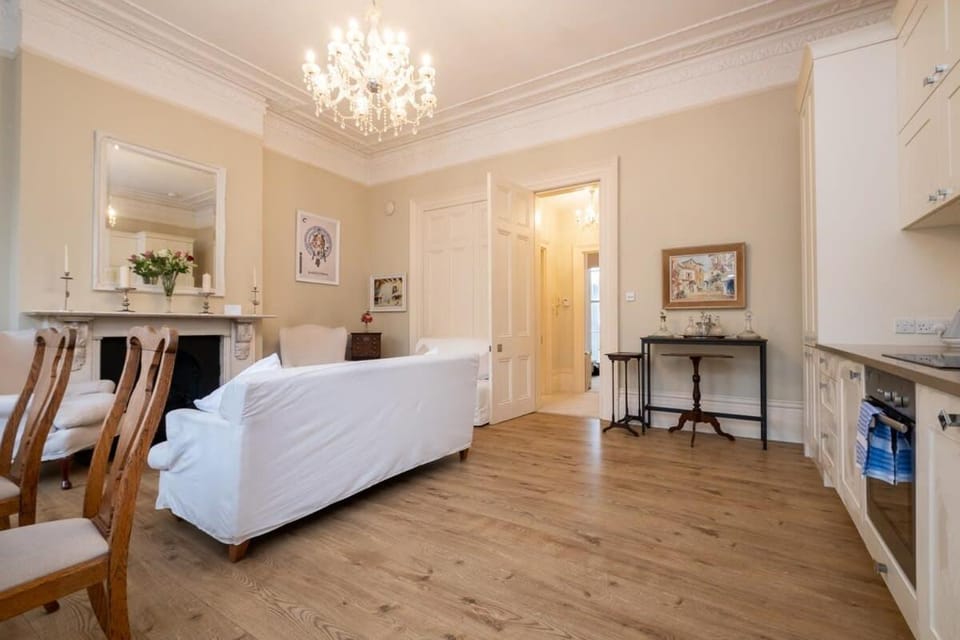 Host & Stay - Brunswick Sea View Apartment in Hove