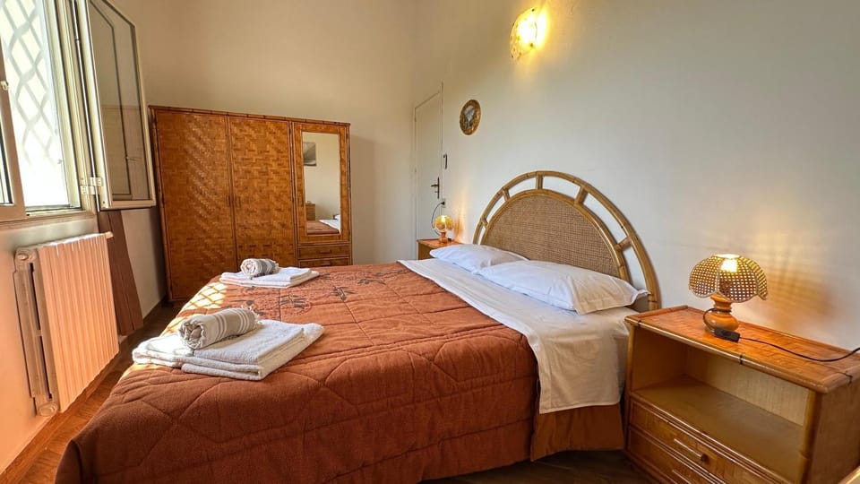 Bed, Bedroom, internet, towels, wardrobe