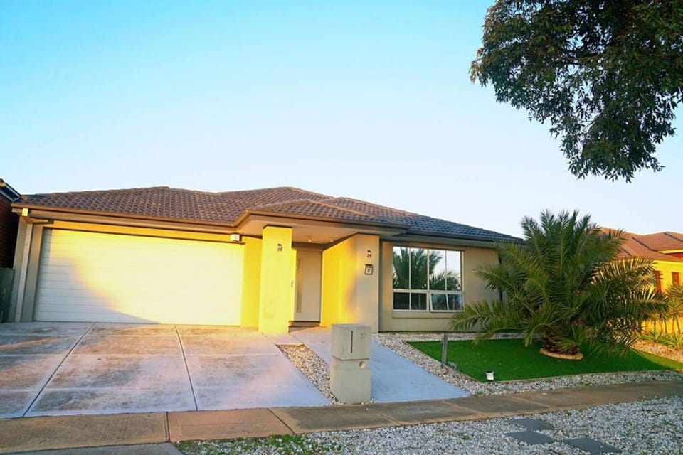 Designer Decor Home with 8Beds at Williams Landing House in Truganina