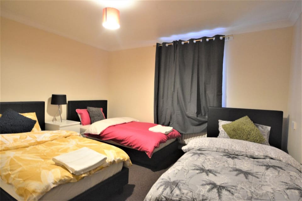 London Zone 2 Lovely 4 bedroom Apartment - 3 Trowbridge Road Apartment in London