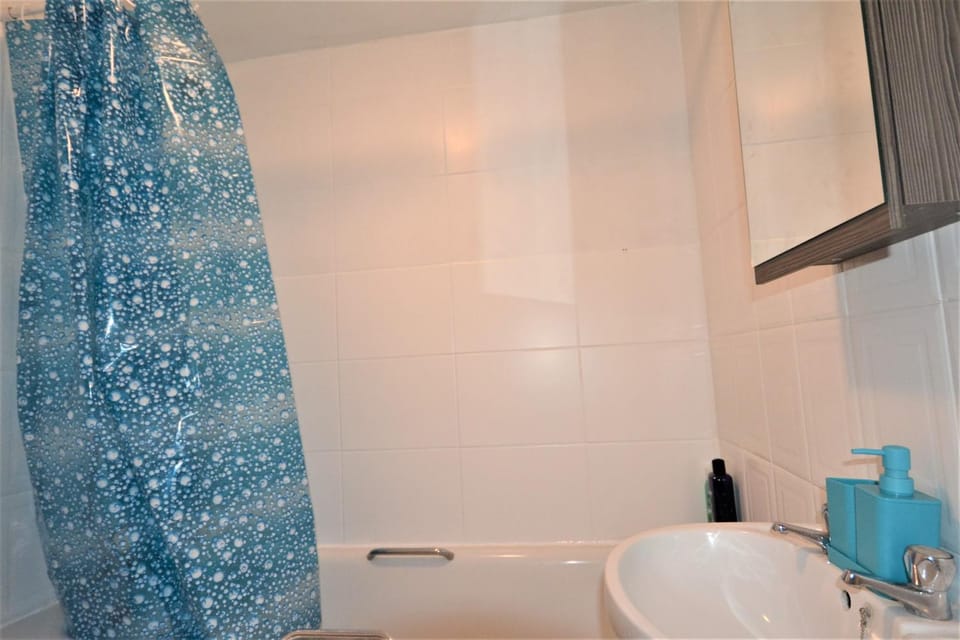 London Zone 2 Lovely 4 bedroom Apartment - 3 Trowbridge Road Apartment in London