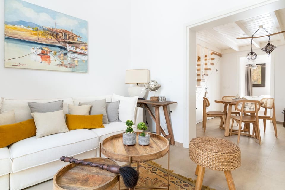Living room, Seating area, Dining area