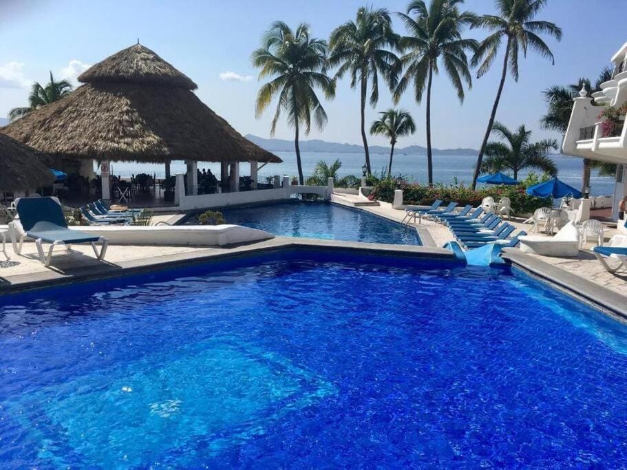 Restaurant/places to eat, Natural landscape, Swimming pool, Swimming pool