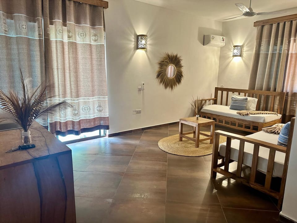Bed, Living room, Photo of the whole room, Seating area