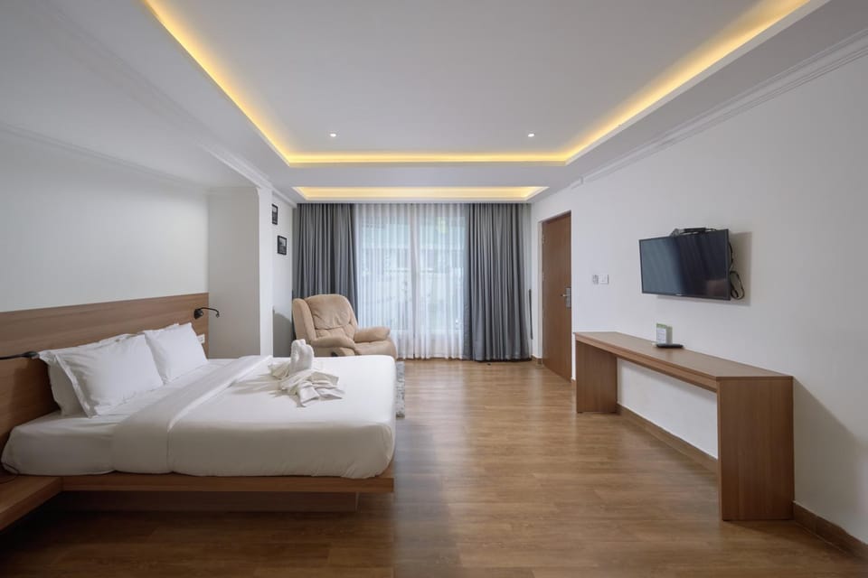 Bed, TV and multimedia, Photo of the whole room, Bedroom