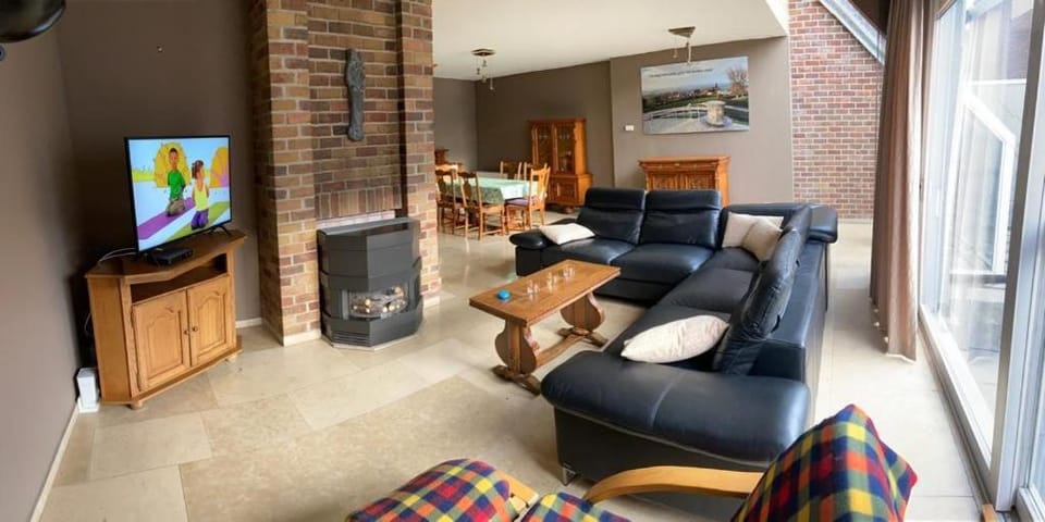 Communal lounge/ TV room, Living room, Seating area