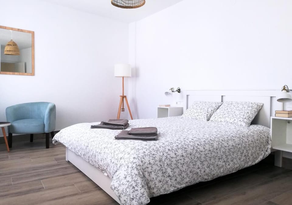 Bed, Photo of the whole room, Bedroom, On site, heating, towels, air conditioner