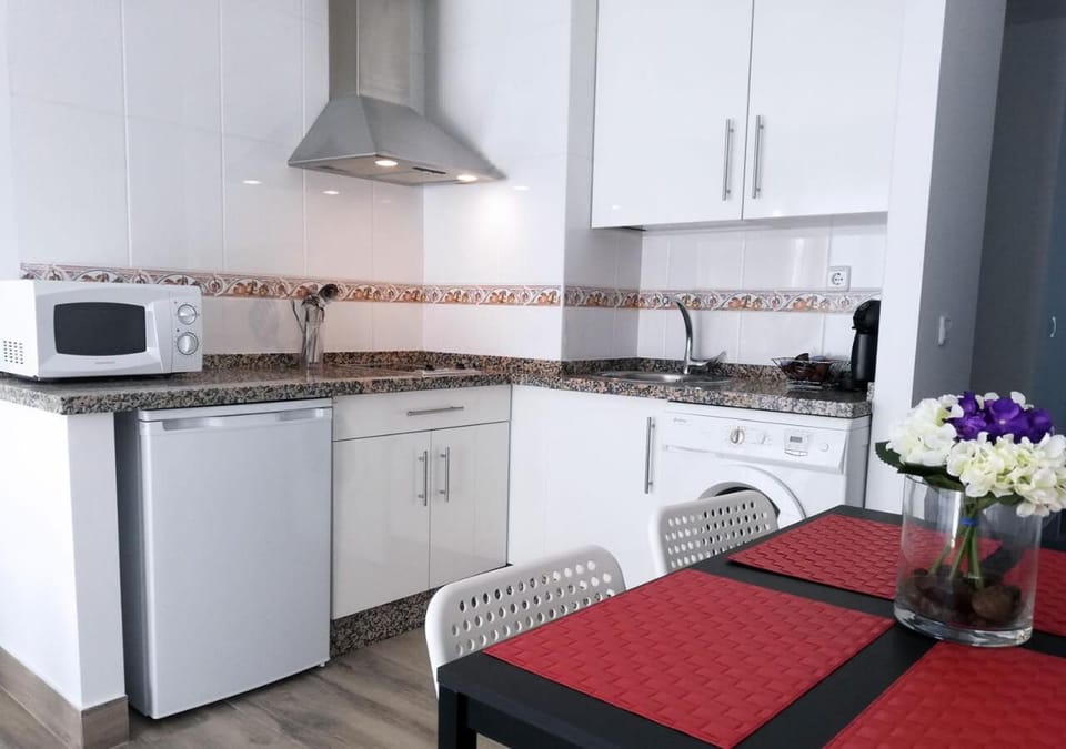 Coffee/tea facilities, Kitchen or kitchenette, Dining area, On site, microwave, stove, washing machine