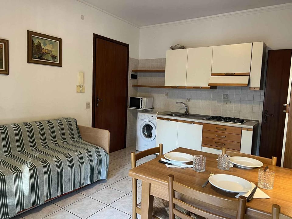 Living room, Seating area, Dining area, microwave, washing machine