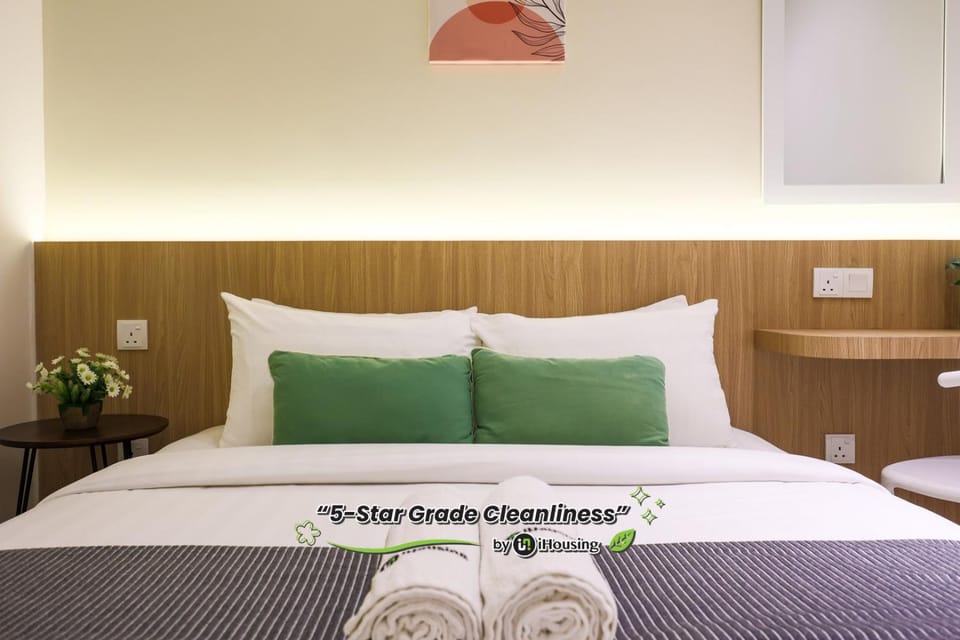 Bed, Bedroom, towels
