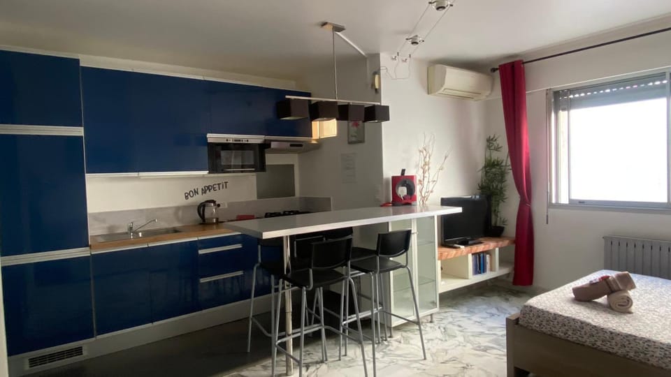 Kitchen or kitchenette, Seating area, Dining area