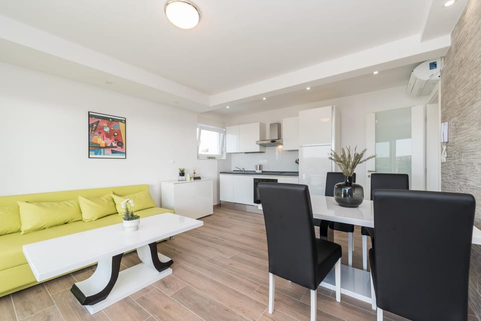 Dino 2 luxury apartment with pool Apartment in Novalja