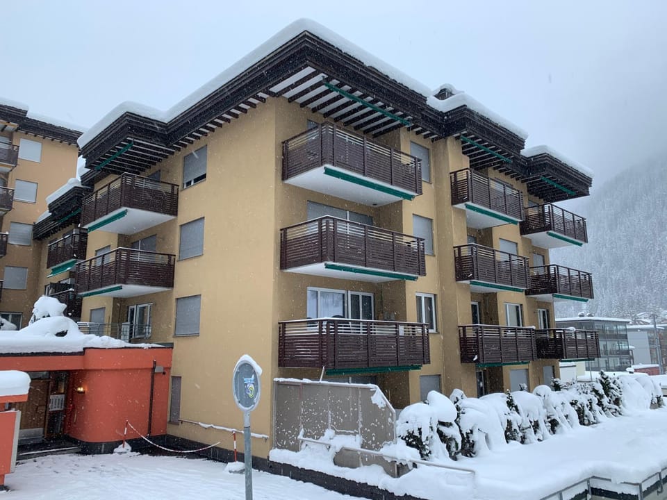 Property building, Facade/entrance, Winter