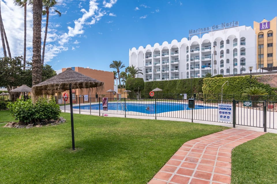 Property building, Day, Garden, Swimming pool