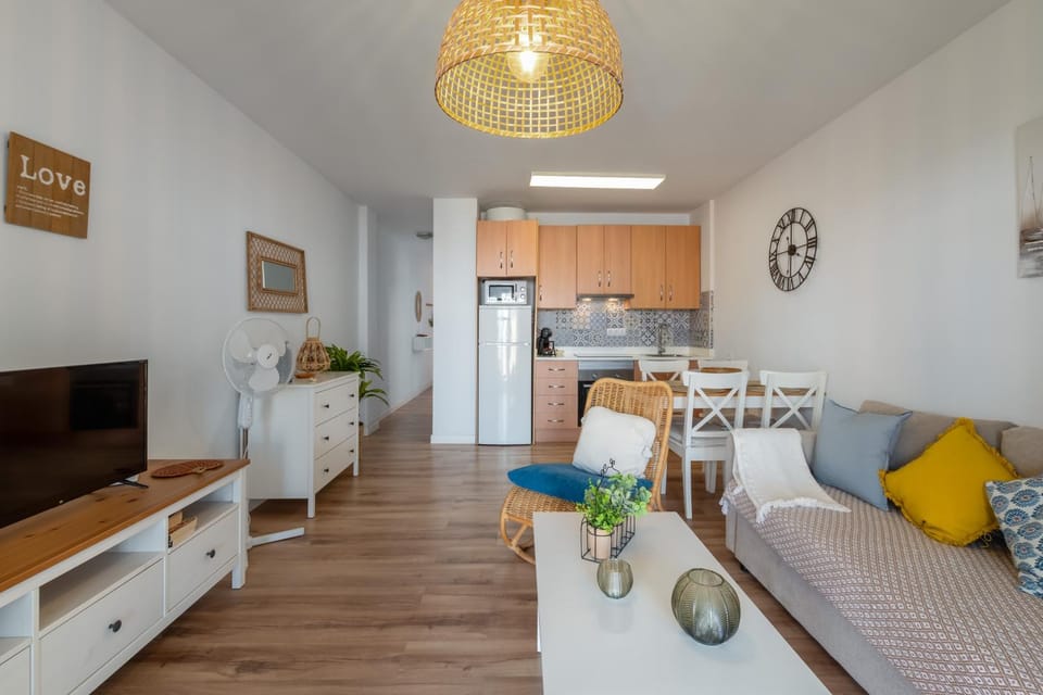 TV and multimedia, Kitchen or kitchenette, Living room, Seating area, Dining area, Evening entertainment, oven, stove