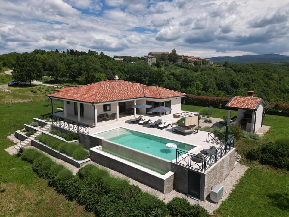Property building, Patio, Spring, Day, Natural landscape, Garden, Garden view, Pool view, Swimming pool, sunbed