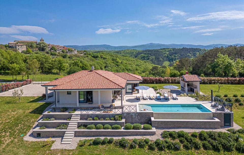 Property building, Spring, Day, Natural landscape, Bird's eye view, Mountain view, Pool view, Swimming pool, sunbed