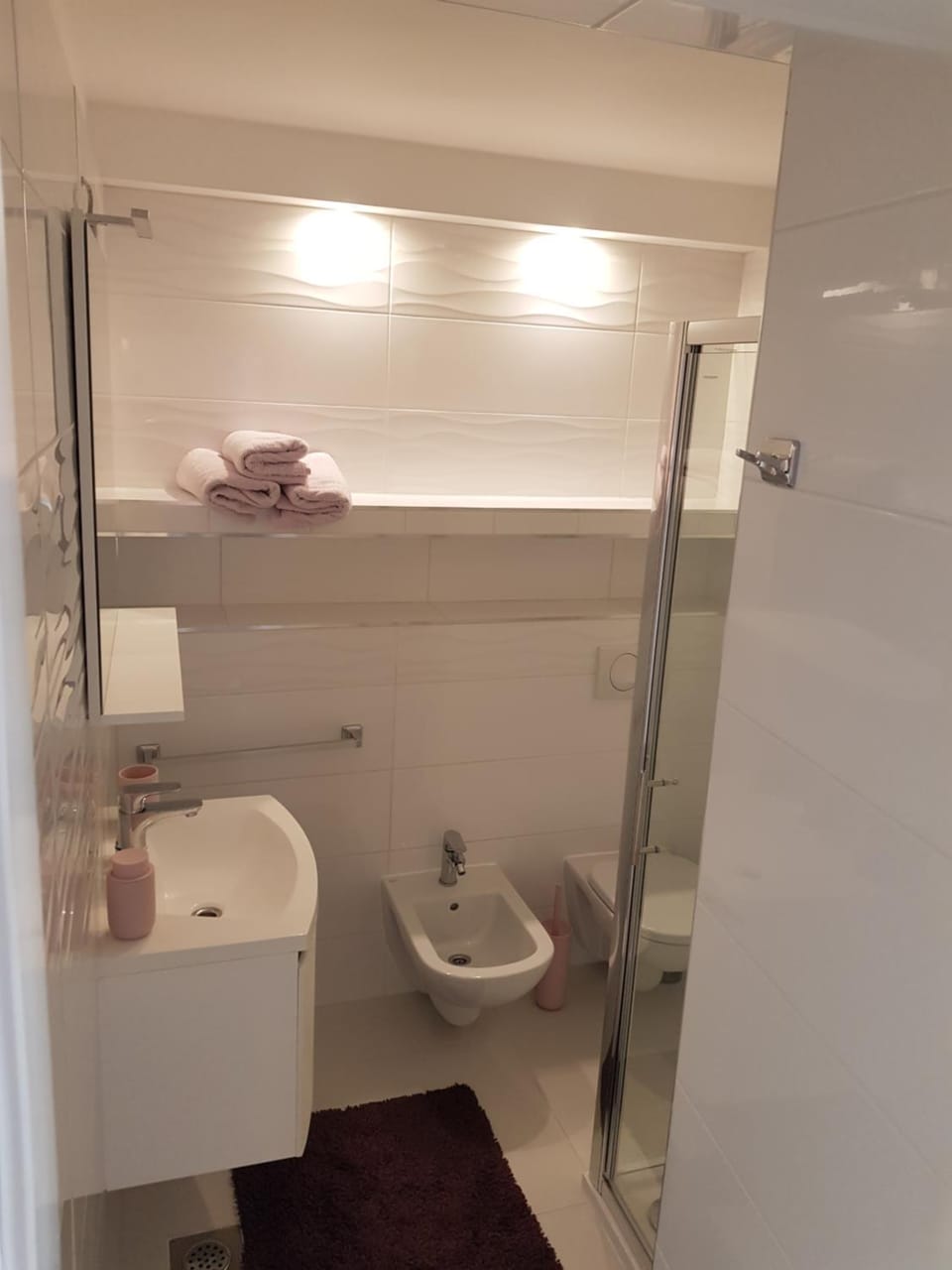 Shower, Toilet, Bathroom, towels