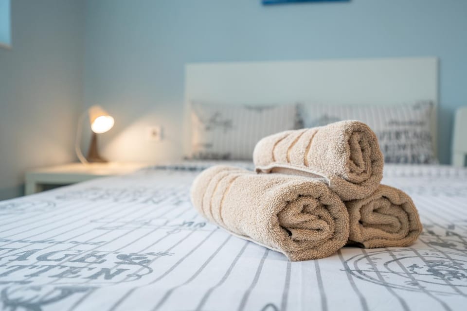 Bed, towels