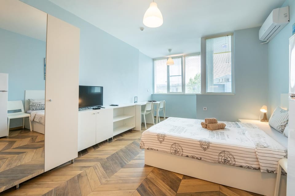 Bed, TV and multimedia, wardrobe