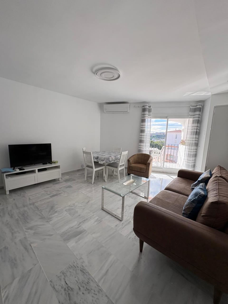 TV and multimedia, Living room, Dining area