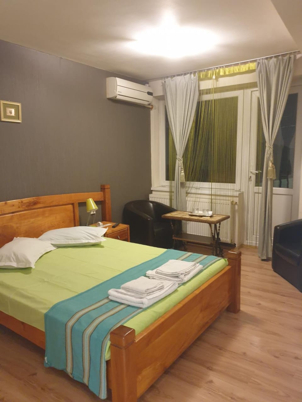 Bed, Photo of the whole room, Seating area, Bedroom, towels, air conditioner