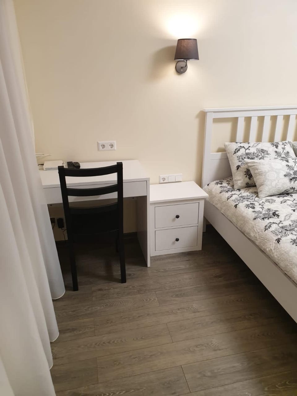 Bed, Seating area, Bedroom