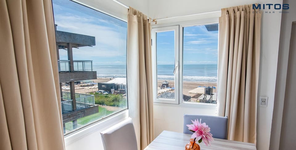 Natural landscape, View (from property/room), Balcony/Terrace, Living room, Seating area, Dining area, Sea view