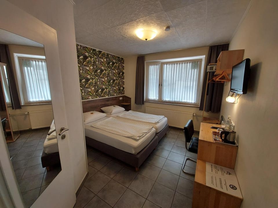 Bed, TV and multimedia, Photo of the whole room, Bedroom, hair dresser