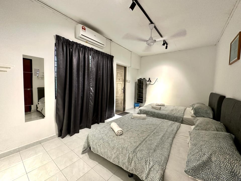 Bed, Photo of the whole room, Bedroom, air conditioner