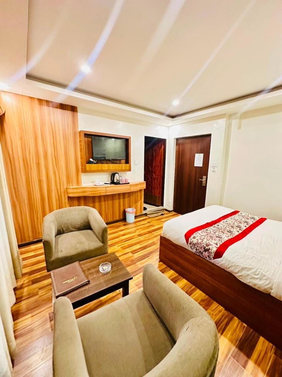 Bed, TV and multimedia, Seating area, Bedroom