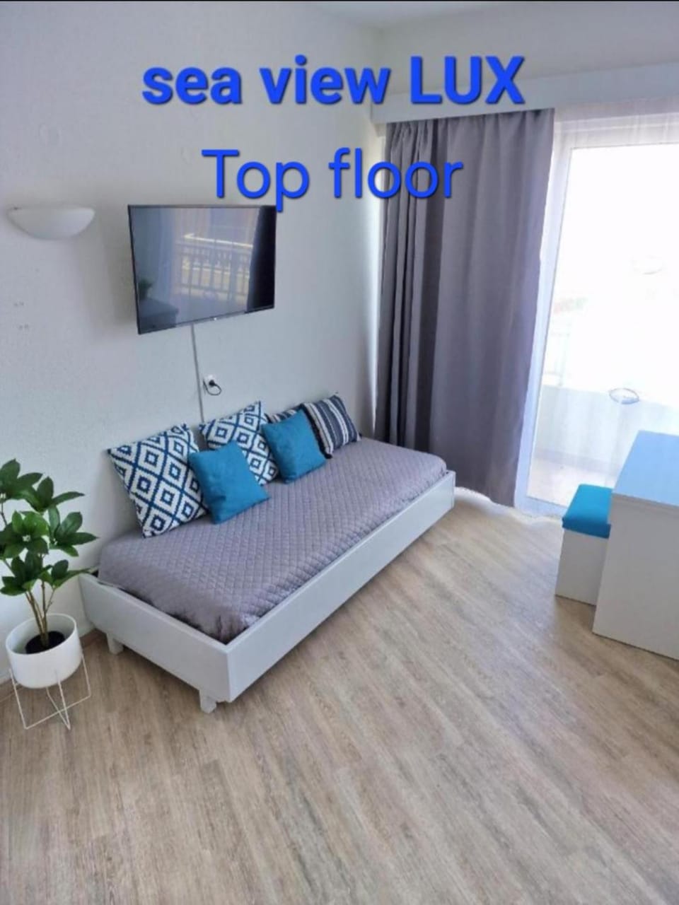 Bed, TV and multimedia, Photo of the whole room, Bedroom