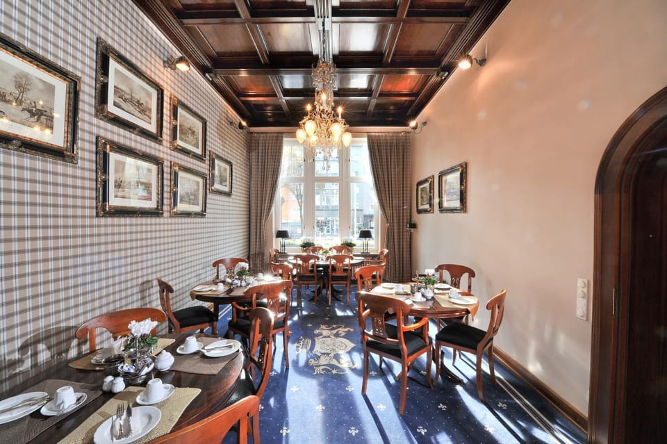 Restaurant/places to eat, Food and drinks, Seating area, Food, Breakfast