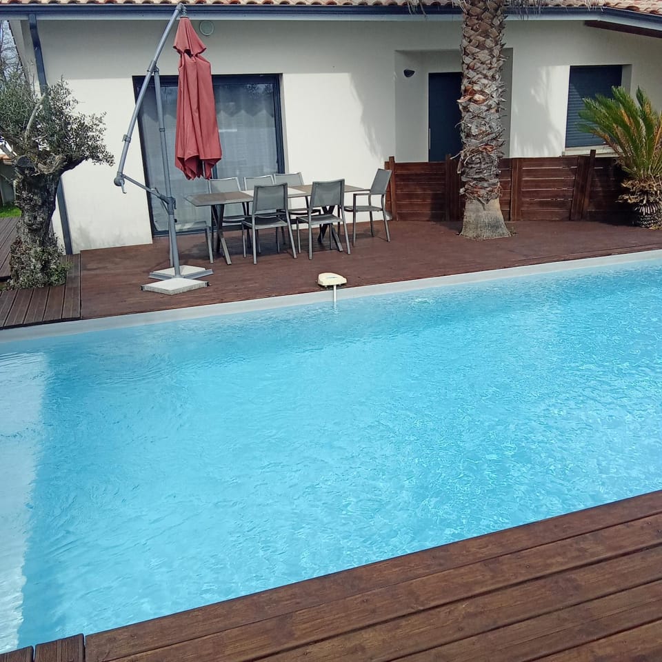 Swimming pool, sunbed