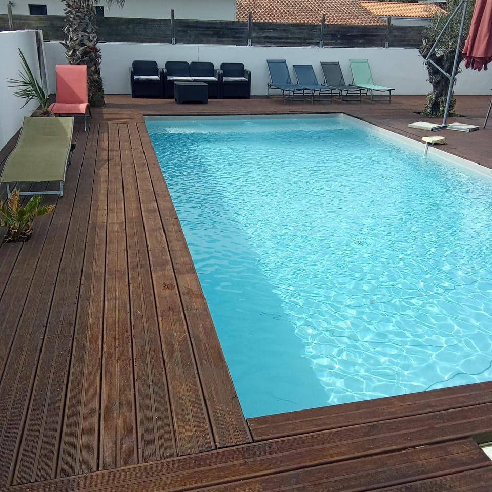 Patio, Swimming pool, sunbed