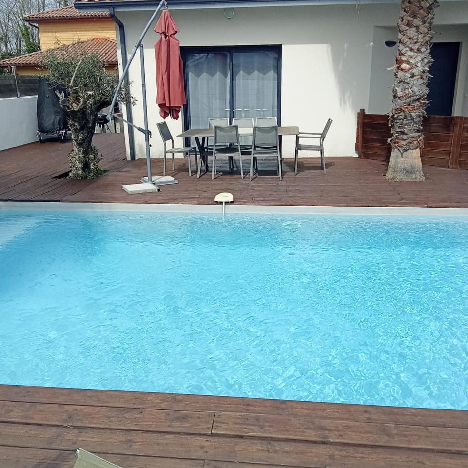 Patio, Swimming pool, sunbed