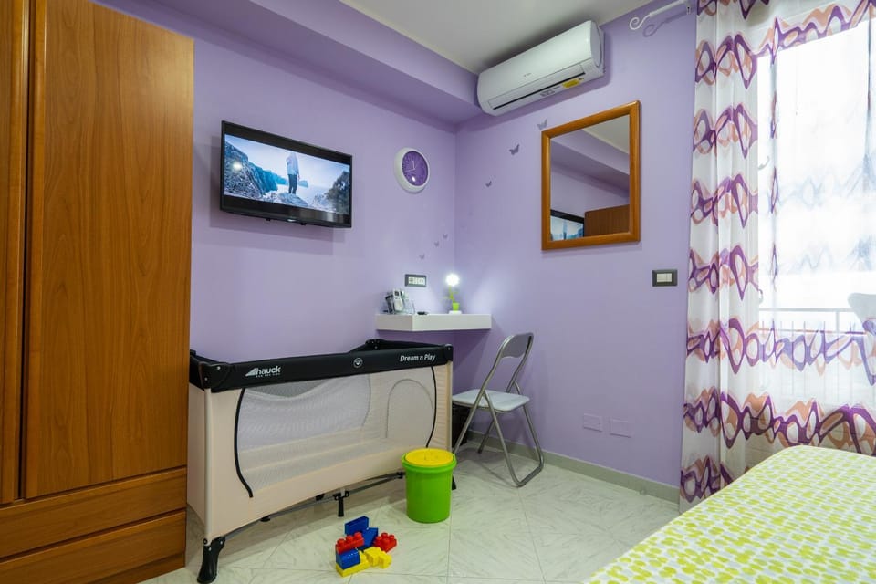Bed, TV and multimedia, Bedroom