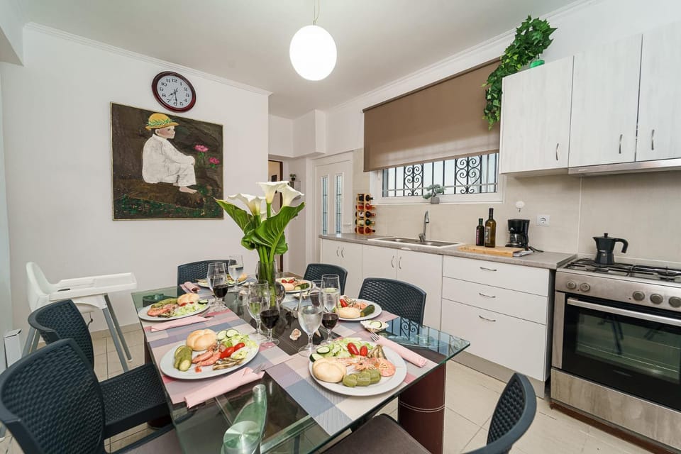 Coffee/tea facilities, Dining area, Food, stove