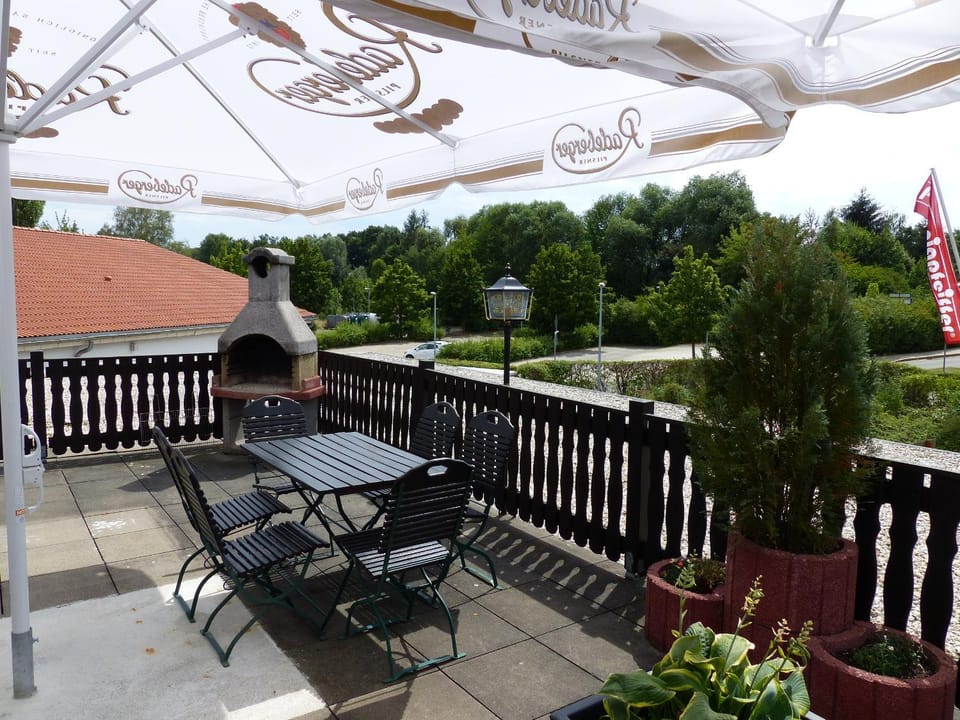 Restaurant/places to eat, Day, Neighbourhood, Summer, Balcony/Terrace, Seating area, On site