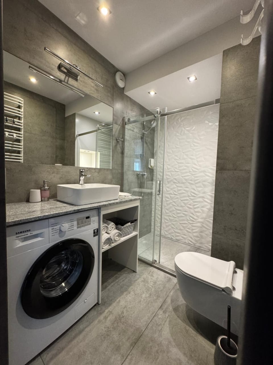 Shower, Toilet, Bathroom, towels, washing machine
