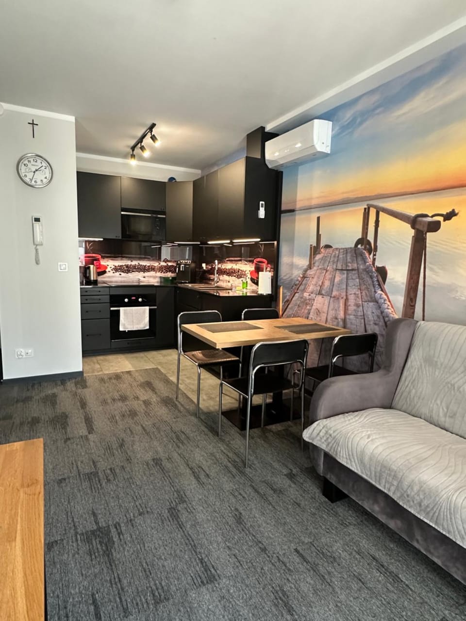 Kitchen or kitchenette, Seating area, Dining area, stove