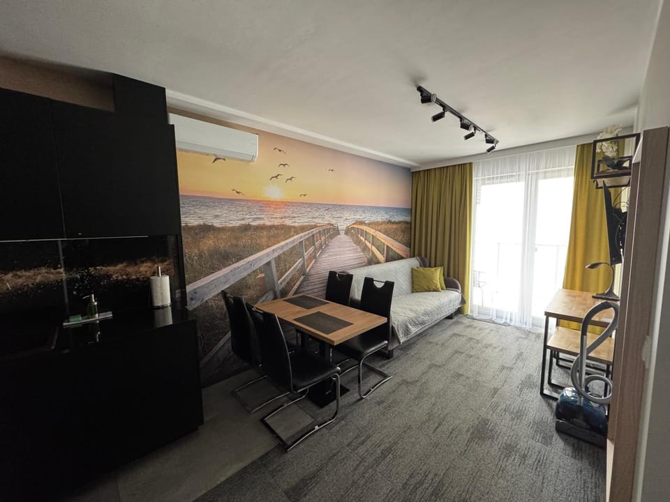 TV and multimedia, Living room, Photo of the whole room, Seating area, Dining area