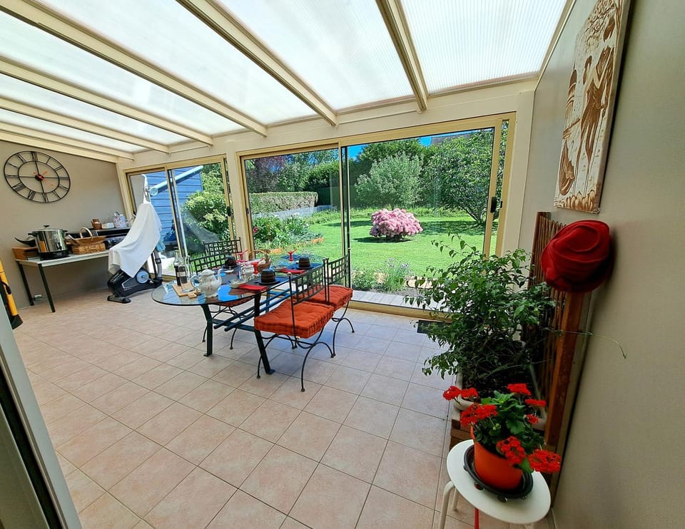 2 chambres privées dans un jardin d'hiver, garage voiture, vélos, motos Vacation rental in Normandy