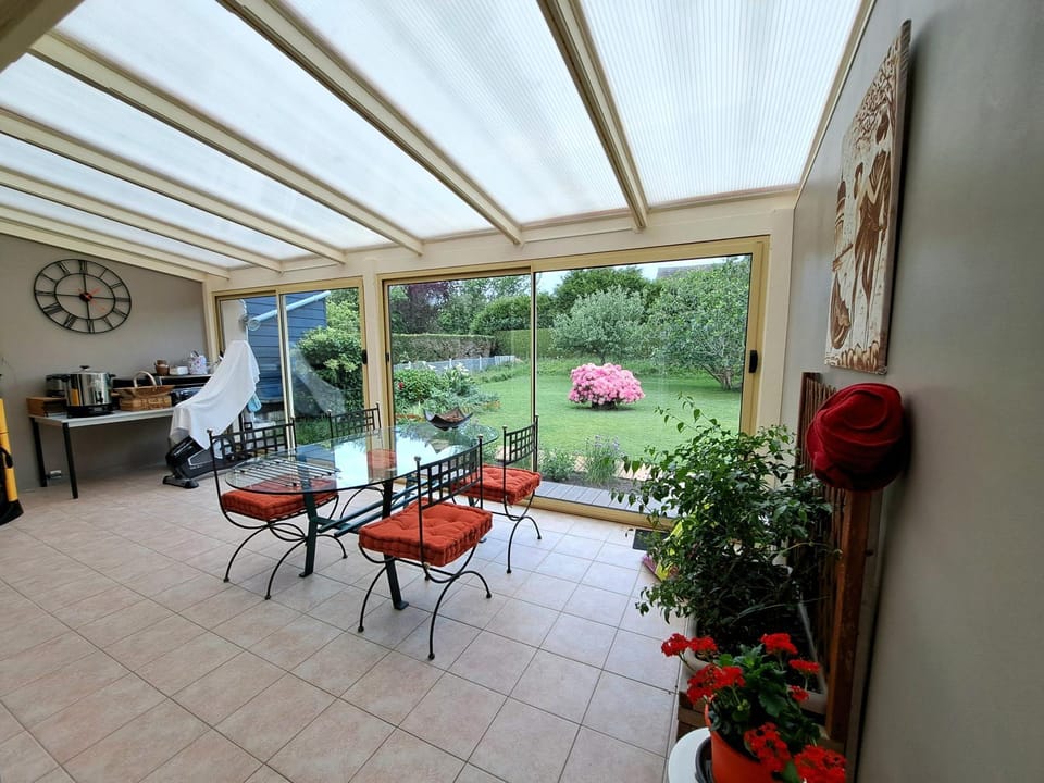2 chambres privées dans un jardin d'hiver, garage voiture, vélos, motos Vacation rental in Normandy