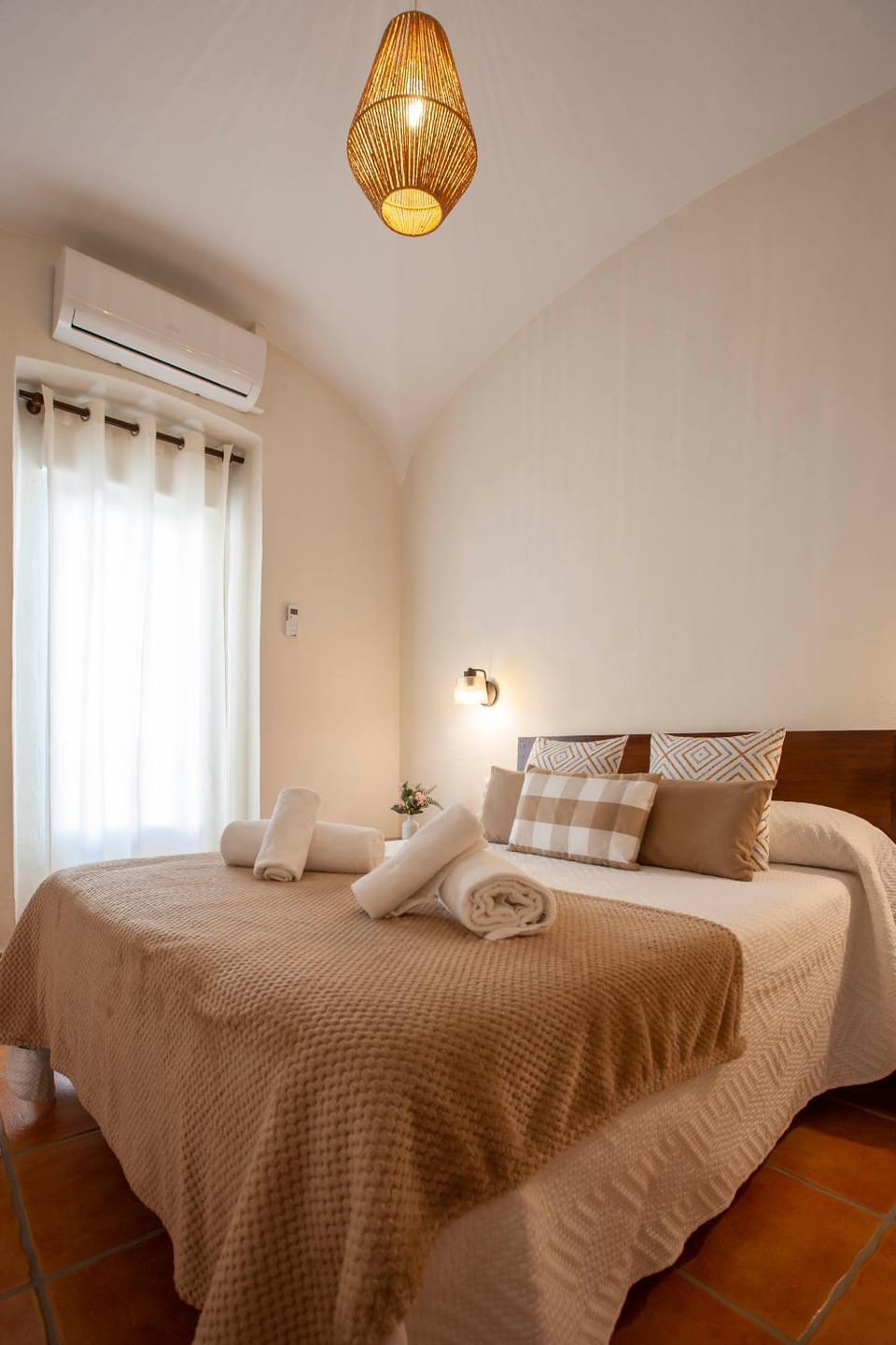 Bed, Photo of the whole room, Decorative detail, Bedroom