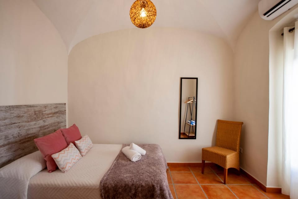 Bed, Photo of the whole room, Decorative detail, Bedroom