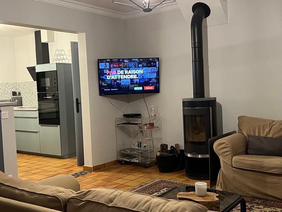 Communal lounge/ TV room, TV and multimedia, Kitchen or kitchenette, Living room, Seating area