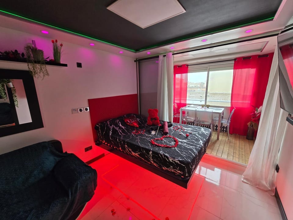 Bed, TV and multimedia, Living room, Seating area