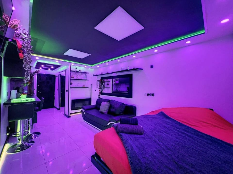 Communal lounge/ TV room, Bed, TV and multimedia, Living room, Photo of the whole room